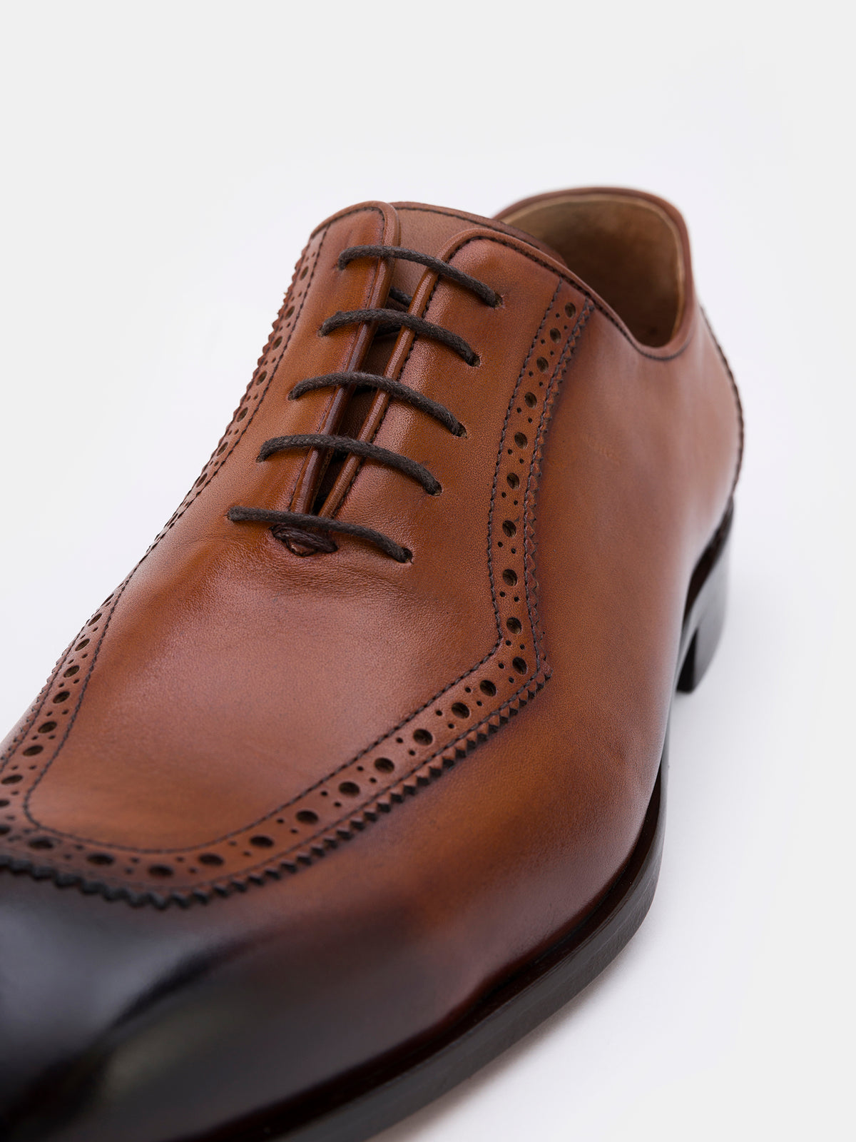 VIOSSI brown wingtips Oxford heel and sole view - displaying leather construction and shoe craftsmanship details