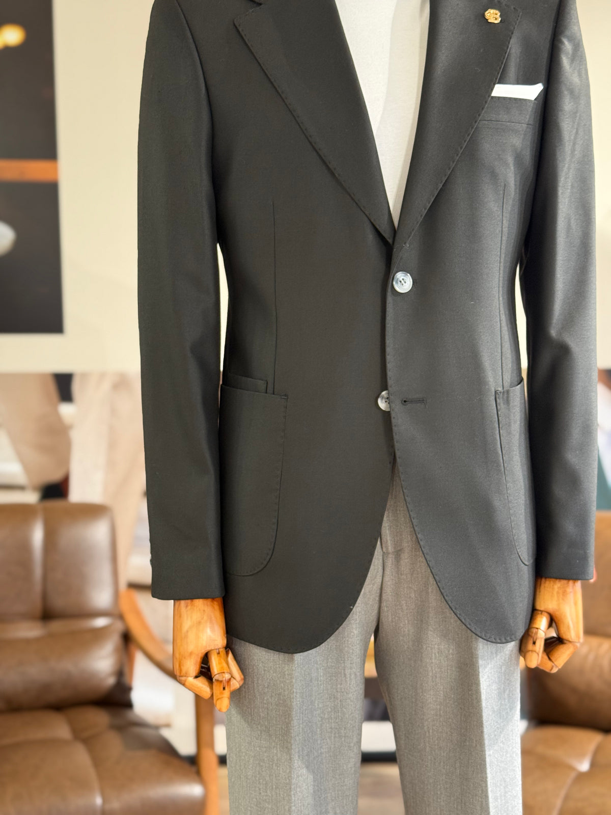 VIOSSI black single breasted blazer front view - men double breasted blazer style with classic lapels and button closure