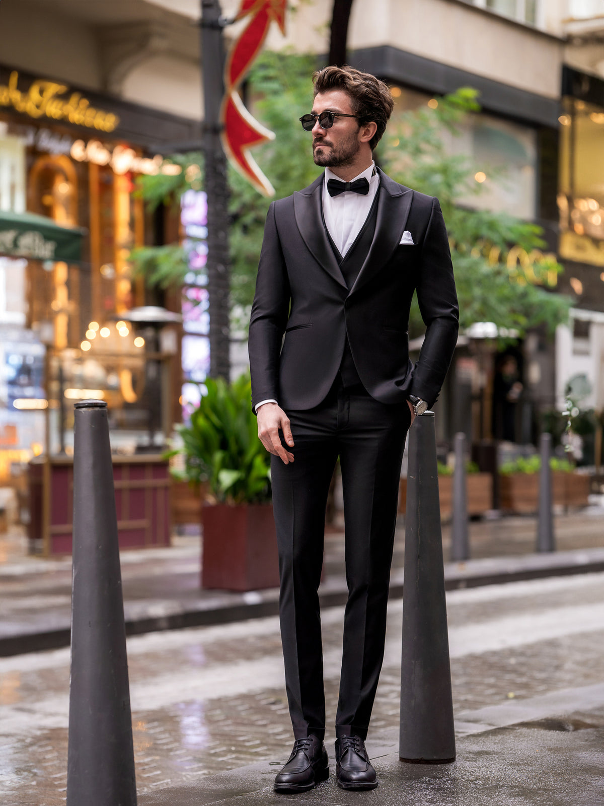 VIOSSI black slim-fit 3-piece tuxedo detail shot of lapels highlighting tuxedo double breasted design elements