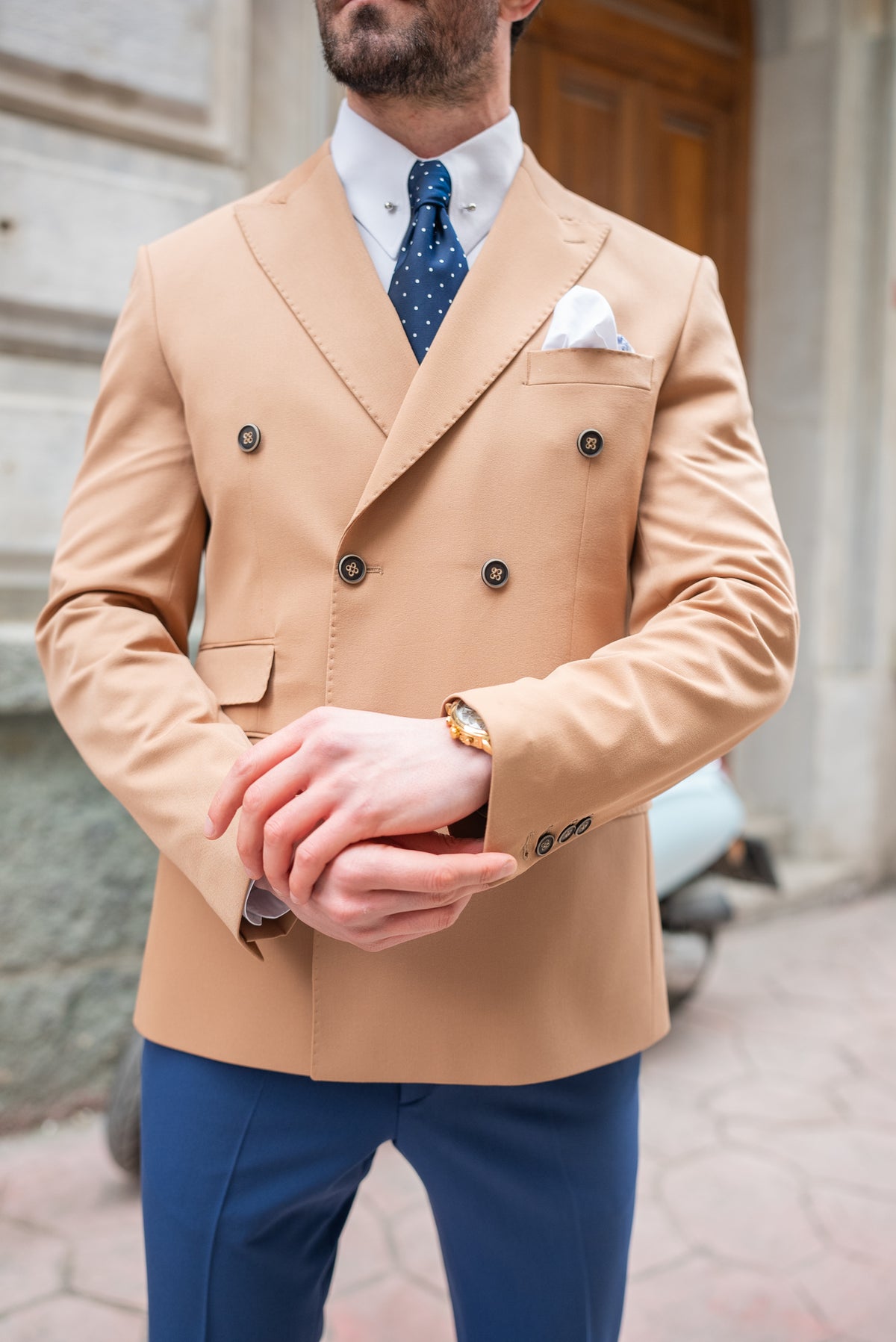 VIOSSI camel double breasted blazer lapel and collar detail in natural lighting