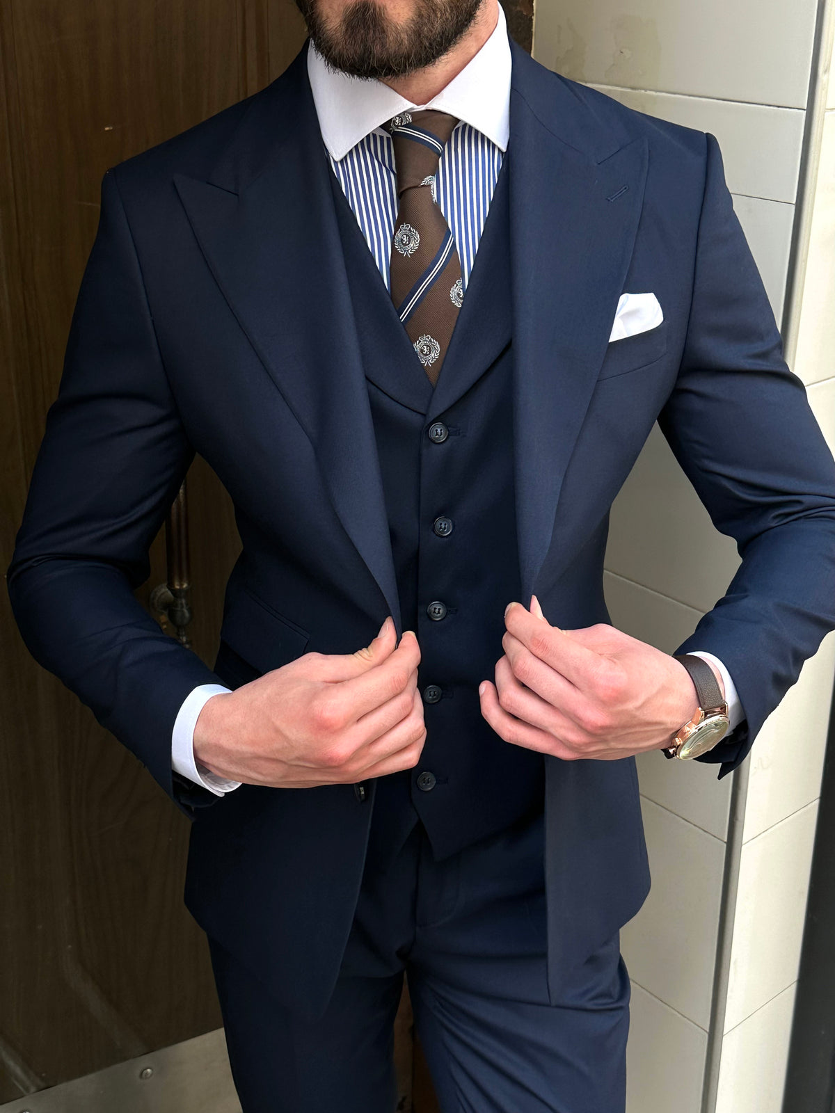 VIOSSI navy slim-fit 3-piece suit fabric texture detail - Italian suit styles with fine material craftsmanship