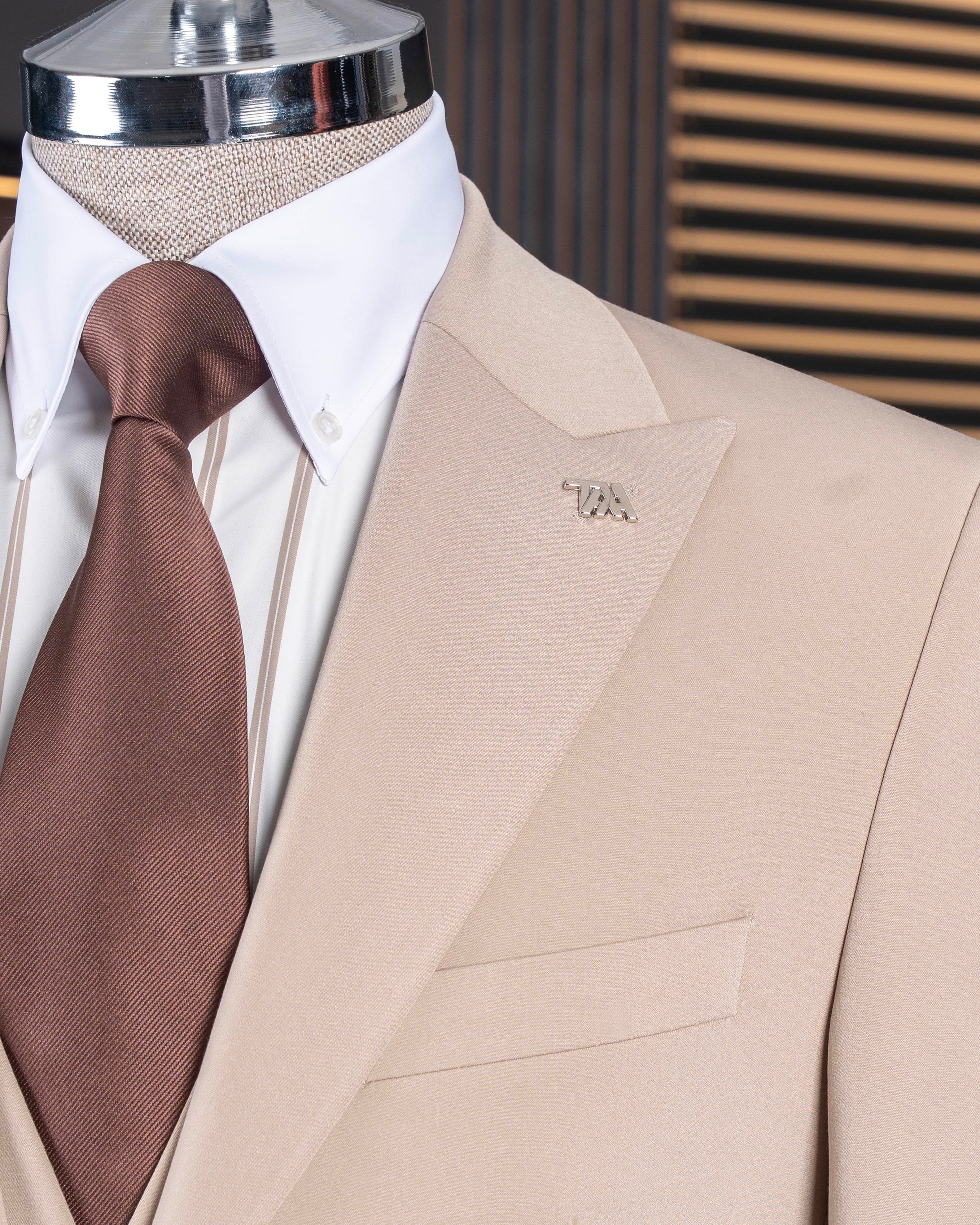 Beige slim-fit single-breasted suit – close-up of button detail and lapel construction