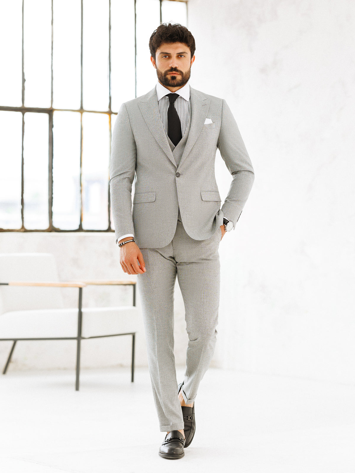 VIOSSI light grey slim-fit 3-piece suit vest closeup showcasing Italian suit styles tailoring details